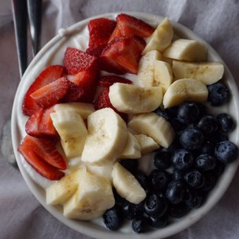 Cafe Gouda - Oatmeal fruit bowl - Breakfast & Brunch Near Me - Hickory, North Carolina