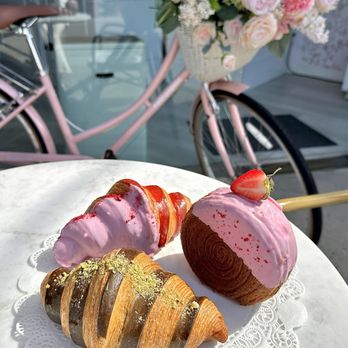 Paris En Rose - Raspberry Rose, Pistachio, and Strawberry Croissant Wheel - Cafes Near Me - Del Mar, California Paris En Rose - Raspberry Rose, Pistachio, and Strawberry Croissant Wheel - Cafes Near Me - Del Mar, California