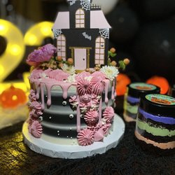 Emulsion Bakeshop - Decorations are amazing