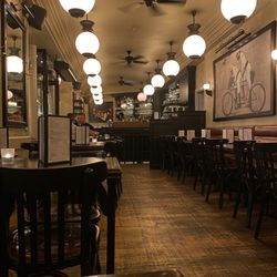 Cafe Beaugrenelle - The tables to the right ended up so full