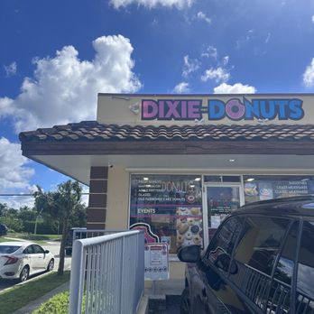 Dixie Hwy Donuts - Outside - Donuts Near Me - West Palm Beach, Florida