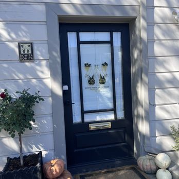 Bonita Bonita - Wine Tasting Room Near Me - Napa, California