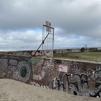 Strand Prora/Binz - Backsteinreste aus früheren Zeiten, Prora - Beaches Near Me - Binz, MV