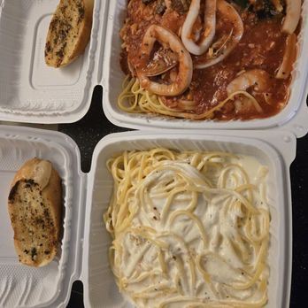 Fratelli Express - Linguini Alfredo, seafood combo with tomato base and garlic bread. - Italian Near Me - Waipahu, Hawaii