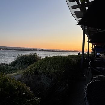 McMenamins on the Columbia - Great view with dinner - American Near Me - Vancouver, Washington McMenamins on the Columbia - Great view with dinner - American Near Me - Vancouver, Washington