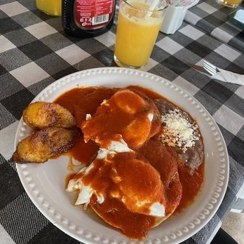 Ninfa's Café - Huevos Motuleños with orange juice - Cafeteria Near Me - Cancún, ROO