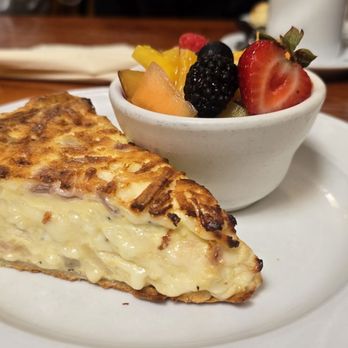 Alana's Cafe - Pear, onion, Bleu cheese quiche with fruits - Breakfast & Brunch Near Me - Burlingame, California