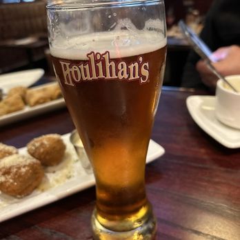 Houlihan's - Bars Near Me - Paramus, New Jersey