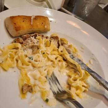 EATaliano Kitchen - Chicken Alfredo with unpalatable bread - Italian Near Me - Atlanta, Georgia