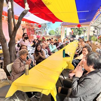 Hai Tang Buddhist Temple - Everyone coming and joining food - Buddhist Temples Near Me - West Covina, California Hai Tang Buddhist Temple - Everyone coming and joining food - Buddhist Temples Near Me - West Covina, California