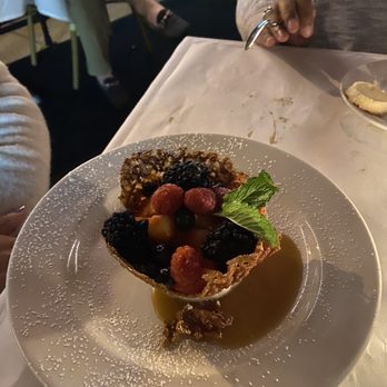 Hutch's - Almond Laced cookie with fresh fruit - New American Near Me - Buffalo, New York