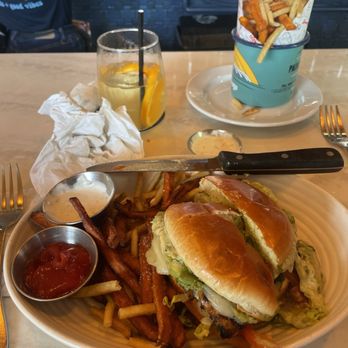Simmzy's - California Chicken Sandwich - American Near Me - Manhattan Beach, California Simmzy's - California Chicken Sandwich - American Near Me - Manhattan Beach, California