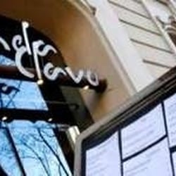 Canela y Clavo - Puerta del restaurante