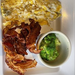 Scrambled eggs, bacon, and broccoli instead of toast and potatoes!!! Scrambled eggs, bacon, and broccoli instead of toast and potatoes!!!