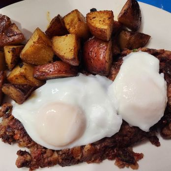 Mo's Midtown Restaurant - Corned beef hash with poached eggs - Breakfast & Brunch Near Me - Hartford, Connecticut