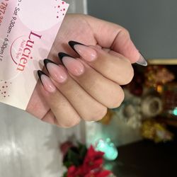 Lucien Nails & Spa II - Black frenchies !