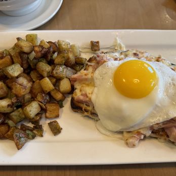 Cochon Dingue - Croque madame with pesto seasoned potatoes. - Breakfast & Brunch Near Me - Quebec City, Quebec Cochon Dingue - Croque madame with pesto seasoned potatoes. - Breakfast & Brunch Near Me - Quebec City, Quebec