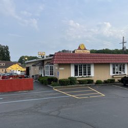 Dutch Kitchen Restaurant - Outdoors patio and ample parking