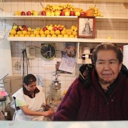 Jugos la Fuente de la Vida - Doña Virginia y el arcángel Miguel en los jugos la Fuente de la Vida