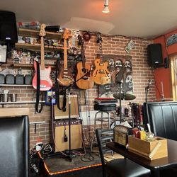 Ukee Dogs - Tiny stage for live music