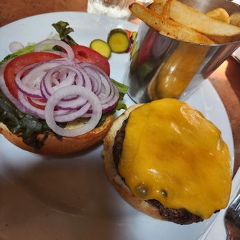 Linn's Restaurant - Cheeseburger - American Near Me - Cambria, California