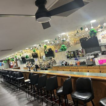 Jack's Happy Landing - Really long bar - Bars Near Me - Akron, Ohio
