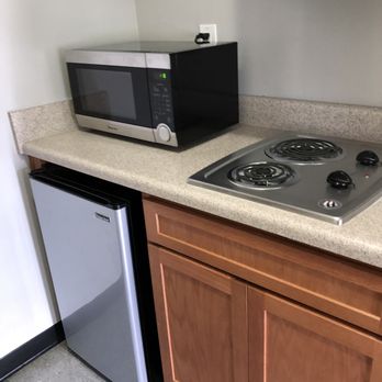 Hometown Lodge - Kitchen includes a mini fridge, microwave and cooktop. - Hotels Near Me - Villa Rica, Georgia Hometown Lodge - Kitchen includes a mini fridge, microwave and cooktop. - Hotels Near Me - Villa Rica, Georgia