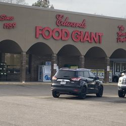 Edwards Food Giant Brinkley - view of front of grocery store