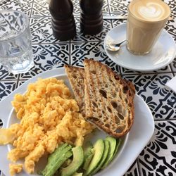 Shot Espresso - Scrambled eggs with avocado and toast