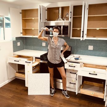 Momento Estates - our team at work planning out kitchen storage and lining the shelves - Estate Liquidation Near Me Momento Estates - our team at work planning out kitchen storage and lining the shelves - Estate Liquidation Near Me