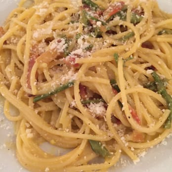 Da Francesco - Spaghetti ala Cabonara. Has bacon, egg, asparagus, etc. - Italian Near Me - Rome, RM Da Francesco - Spaghetti ala Cabonara. Has bacon, egg, asparagus, etc. - Italian Near Me - Rome, RM