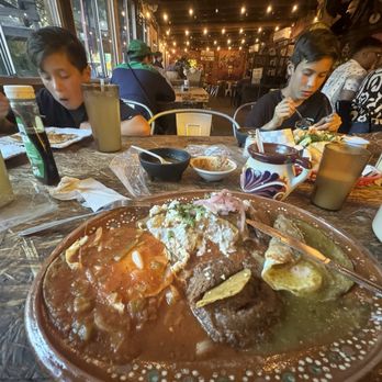 La Casita del Arbol - Huevos divorciados con chilaquiles - Mexican Near Me - Mexicali, BCN La Casita del Arbol - Huevos divorciados con chilaquiles - Mexican Near Me - Mexicali, BCN