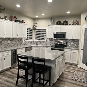 Great Floors - a kitchen with a center island - Carpeting Near Me - Meridian, Idaho Great Floors - a kitchen with a center island - Carpeting Near Me - Meridian, Idaho