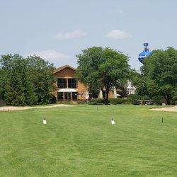 Boughton Ridge Golf Course - The approach shot on #9, the final hole of this quaint public golf course in Bolingbrook