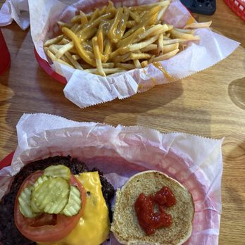 Fat Edd's Roadhouse - Edd's Cheeseburger and Cheese Fries - New American Near Me - Metropolis, Illinois