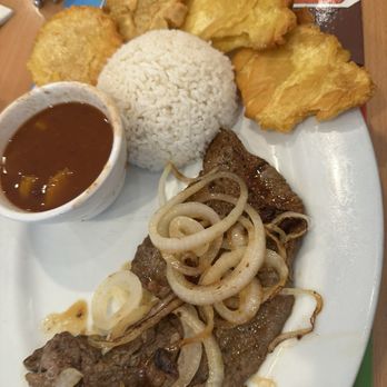 El Bajareque Restaurant - Bistec encebollado acompañado de tostones de pana y arroz con habichuelas - Latin American Near Me - Miami, Florida