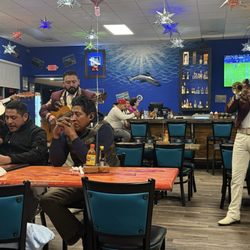 Mariscos El Paso And Taqueria - Live music