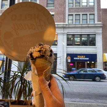 Hello Honey - Chocolate chip mint ice cream - Ice Cream & Frozen Yogurt Near Me - Cincinnati, Ohio