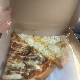 Chicken, Bacon, Tomatoes and Ranch Pizza White Pizza Chicken, Bacon, Tomatoes and Ranch Pizza White Pizza