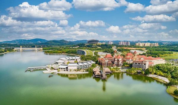 Pullman Putrajaya Lakeside by null