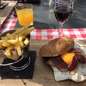 Les Armes du Château - Beef, mushroom, smoked duck breast, egg and cheese burger. - Tea Rooms Near Me - Chambord, 41 Les Armes du Château - Beef, mushroom, smoked duck breast, egg and cheese burger. - Tea Rooms Near Me - Chambord, 41