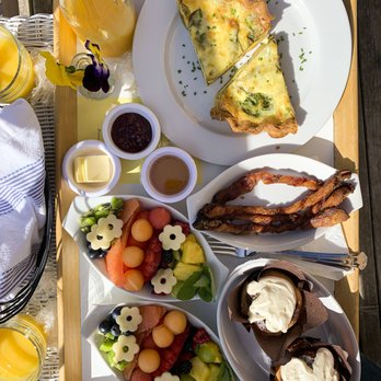 Inn at Felt Manor - Breakfast. Fruit, Orange Juice, Quiche, Cinnamon Rolls, English Muffins with Preserves - Hotels Near Me - Galena, Illinois Inn at Felt Manor - Breakfast. Fruit, Orange Juice, Quiche, Cinnamon Rolls, English Muffins with Preserves - Hotels Near Me - Galena, Illinois