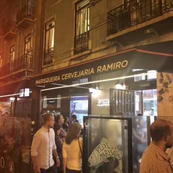 Cervejaria Ramiro - Crazy crowds theres a cold beer dispensing device at the porch area makes self service easy - Seafood Near Me - Lisbon, 11