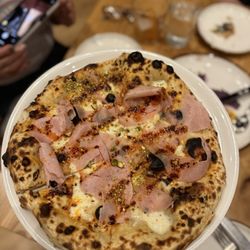 Dolomiti Pizzeria & Enoteca - Mortadella pizza