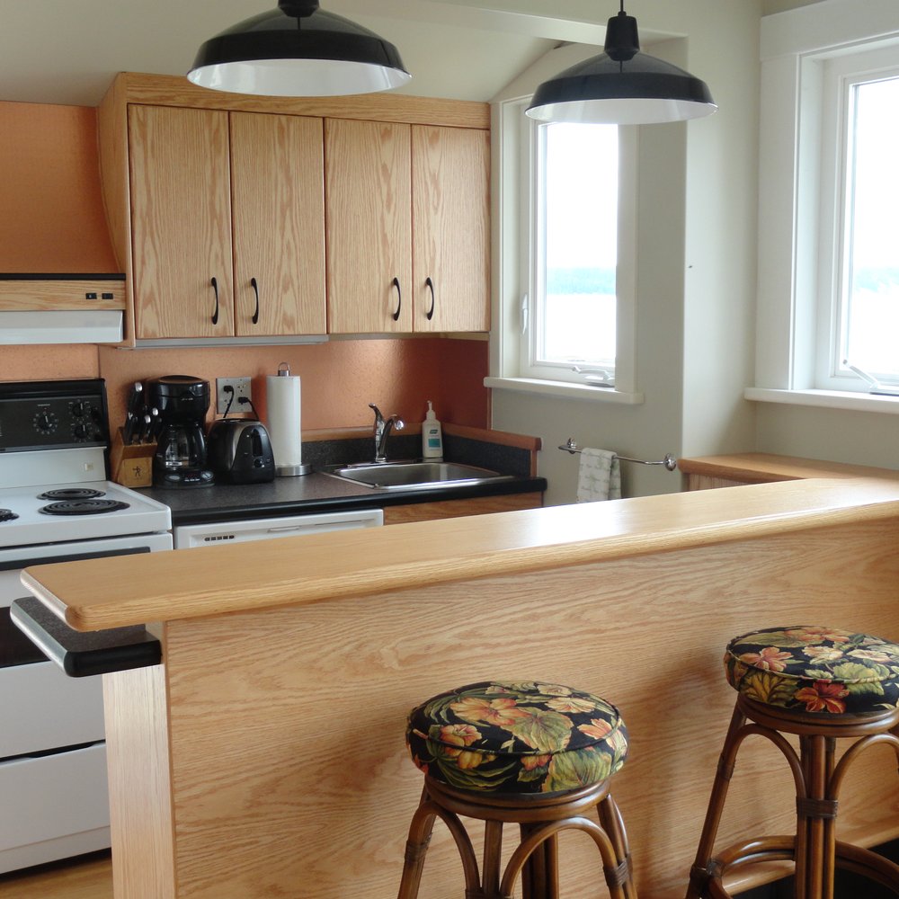 Seaside Cottage - New lovely kitchen with stools for visiting with the chef - Hotels Near Me - Campbell River, British Columbia Seaside Cottage - New lovely kitchen with stools for visiting with the chef - Hotels Near Me - Campbell River, British Columbia
