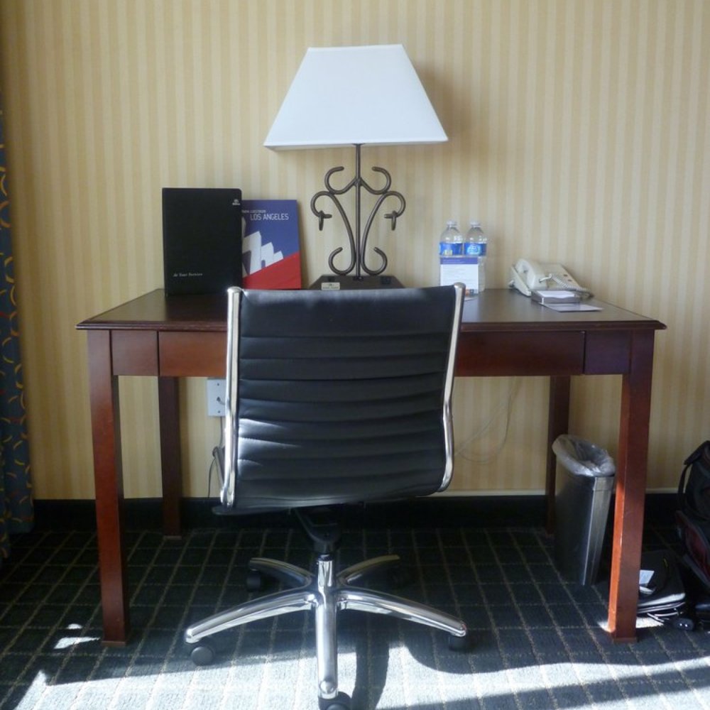 Hilton Pasadena - Desk Area. - Hotels Near Me - Pasadena, California