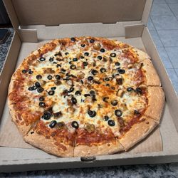 Giuseppe's Pizza - Chicken and olive pizza