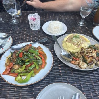 Temsib Eatery & Bar - Krapao Moo Grob, Phad Cha Seafood - Thai Near Me - Bellevue, Washington
