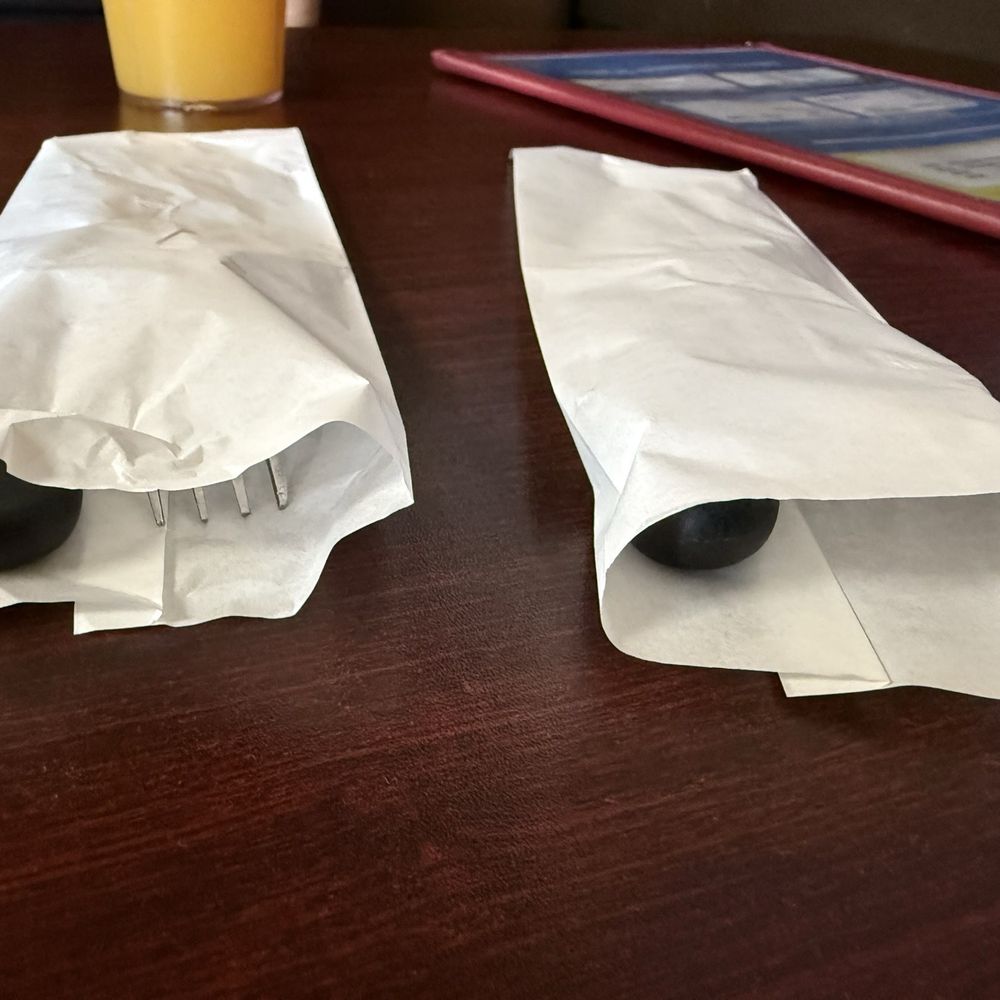 Utensils do not touch the table