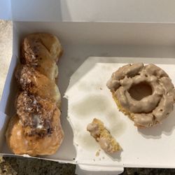 Donuts Crown - Cinnamon twist and maple old fashioned